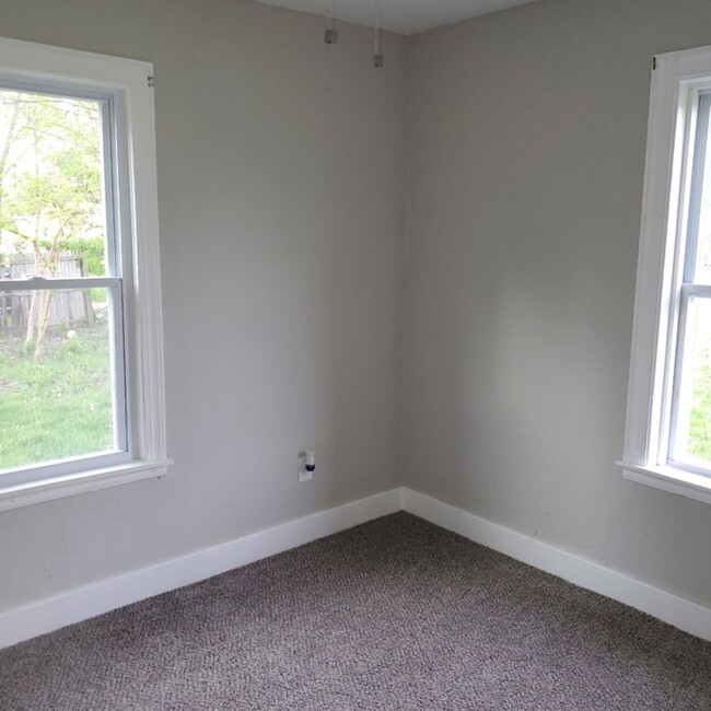Building Photo - 4 BDRM HOUSE FOR RENT
