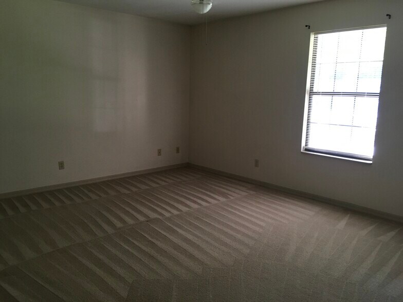 Building Photo - 735 Bradley Dr