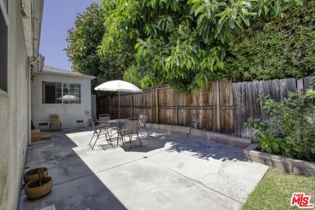 Building Photo - 3556 S Bentley Ave