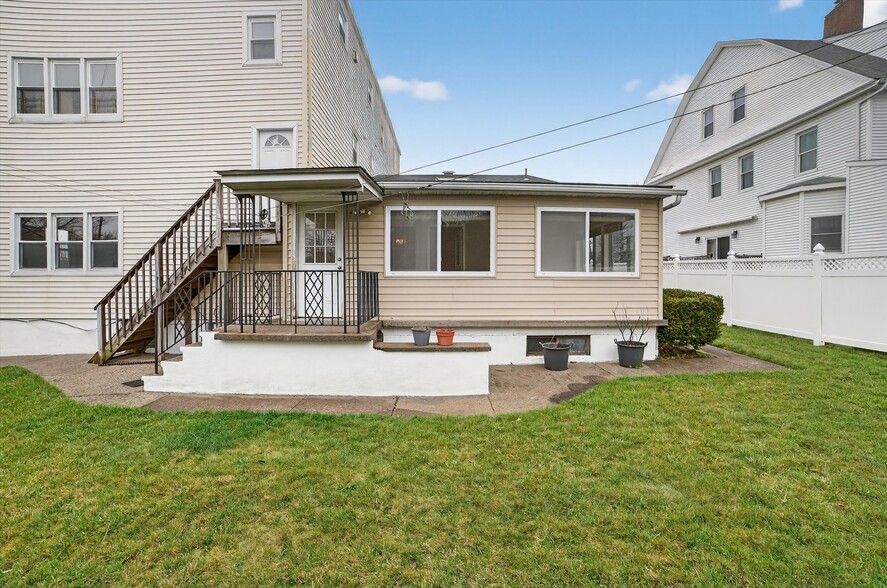 Building Photo - 4 Amackassin Ter