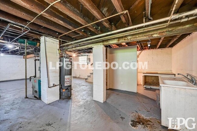 Building Photo - 3822 Lockwood Ave