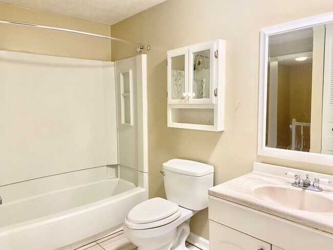 Building Photo - 3 Bedrooms Plus 2 Bonus Rooms!!! 2.5 Baths...