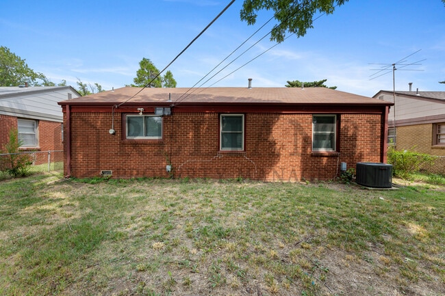 Building Photo - 1719 S Woodlawn St