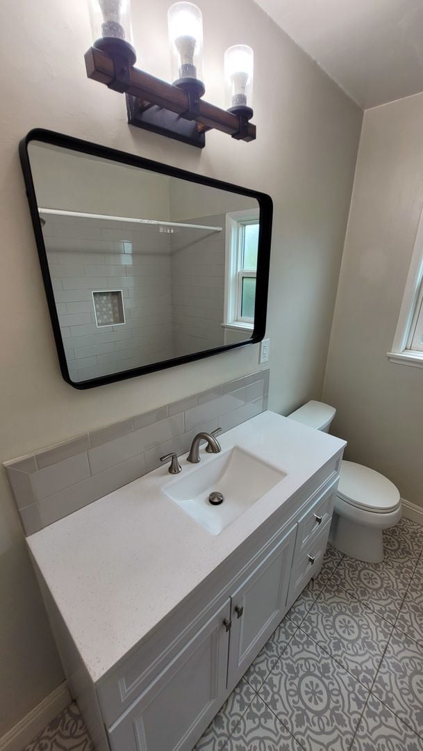 Building Photo - 3 Bed 2 Bath House Available Now!