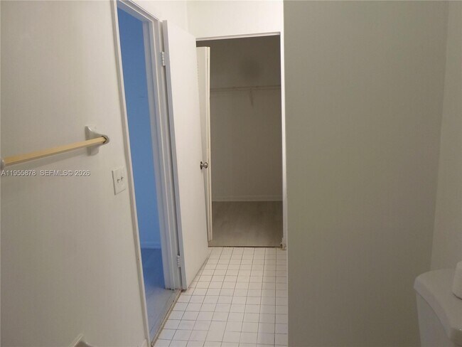 Building Photo - 20760 NE 4th Ct