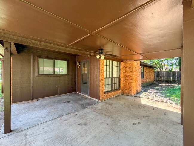 Building Photo - 3 Bedroom, 2 Bath Home in Burleson - Great Location!