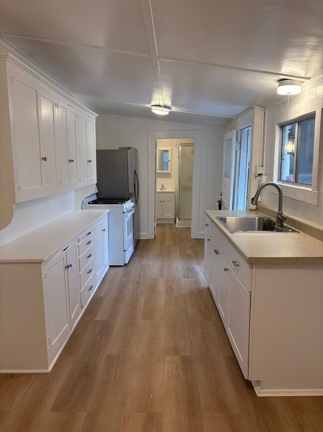 Building Photo - Studio Located Downtown Ventura, Close to ...