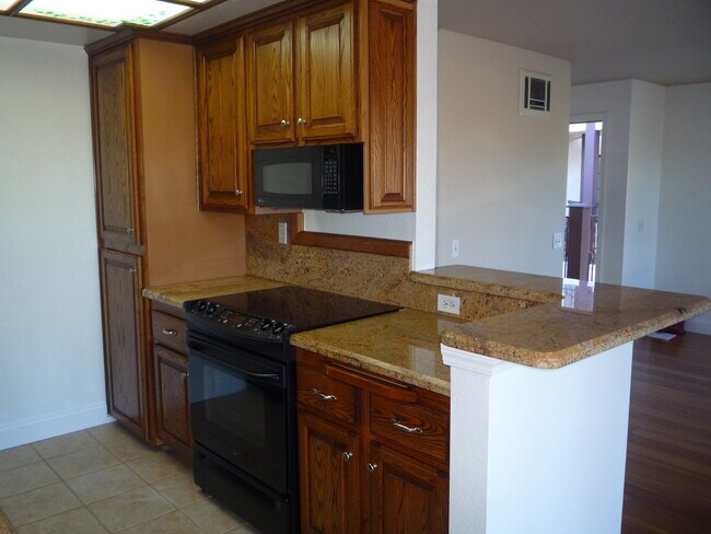 Building Photo - Upgraded Corner Condo with Lagoon View