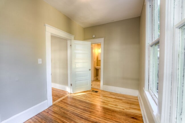 Building Photo - Crosstown home - rent reduced plus 1/2 off...