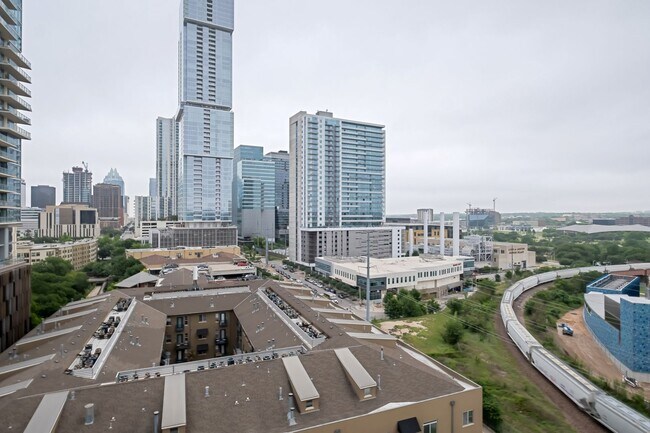 Building Photo - Luxurious 2 Bedroom, 2 Bath High Rise in Downtown Austin
