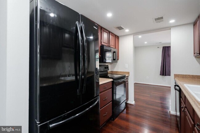 Building Photo - 6324 Lightburn Ct