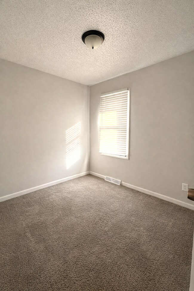 Building Photo - COMING SOON: Charming Home on a Peaceful Street in South Kansas City!