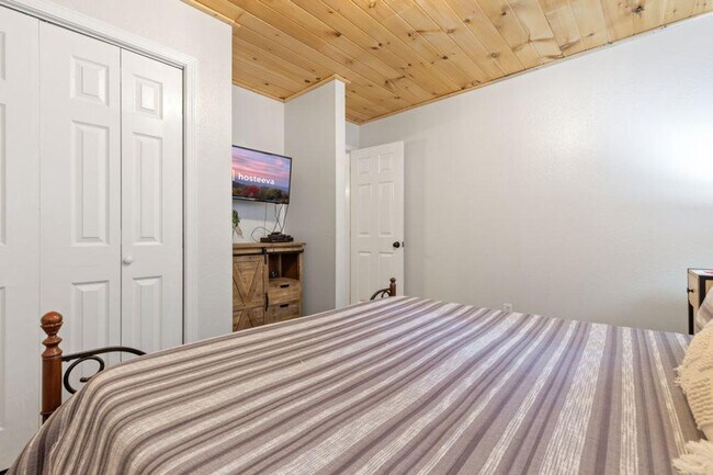 Building Photo - 3230 Cove Creek Way