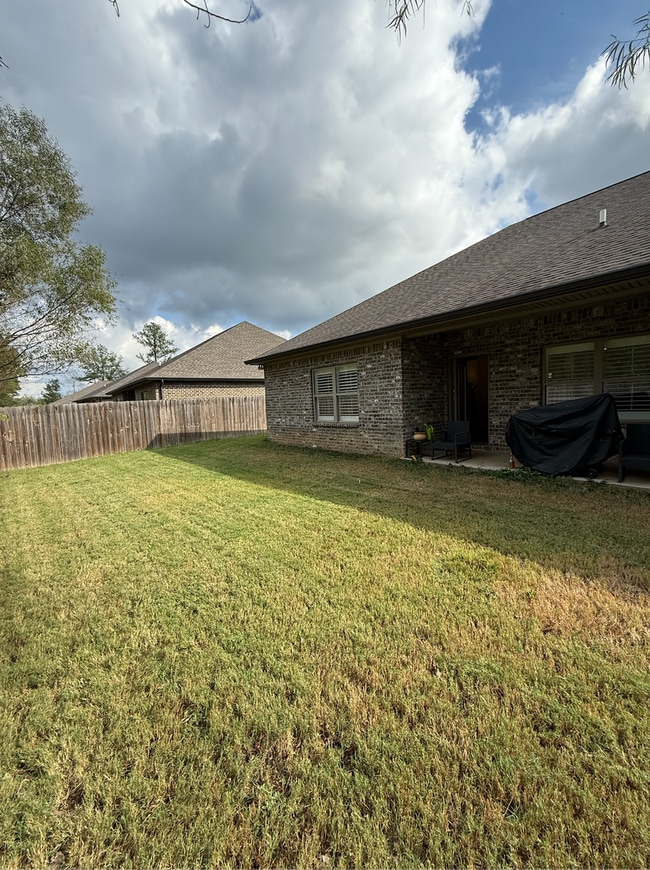 Building Photo - Beautifully Designed Home with Luxury Feat...