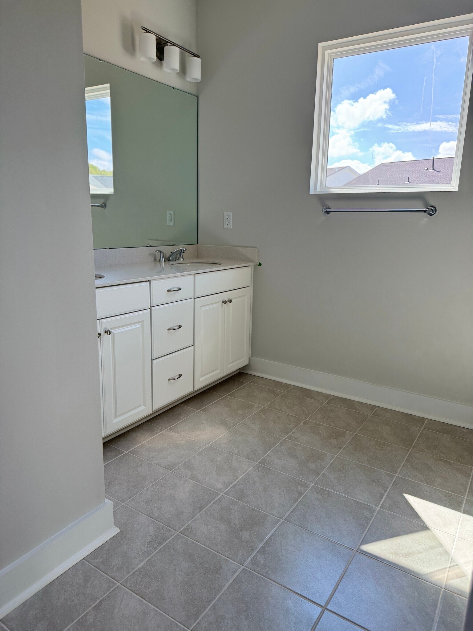 Building Photo - 9637 Munsing Dr