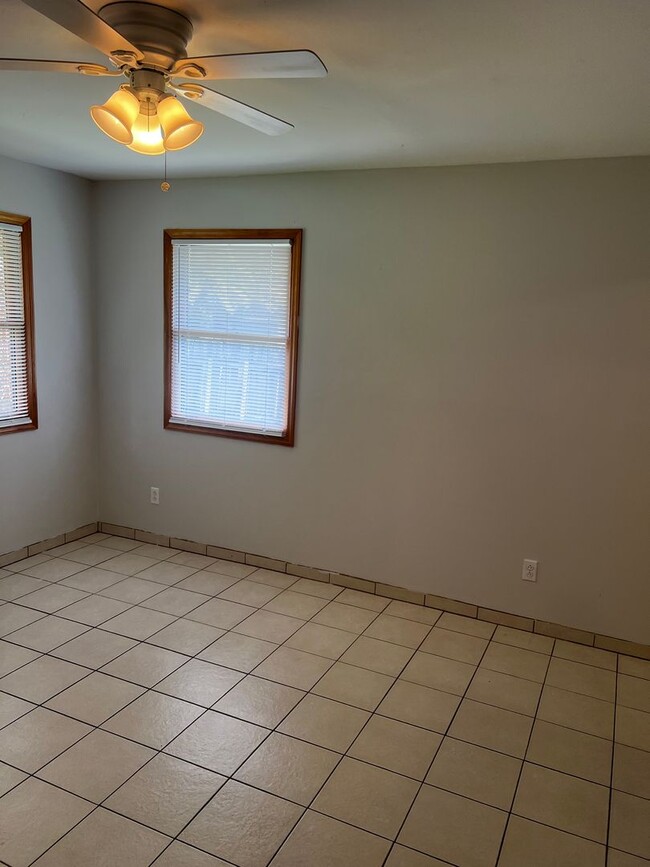 Building Photo - 3 BEDROOM, 2 BATH HOME WITH TILE THROUGHOUT & CLOSE TO THE TURNPIKE