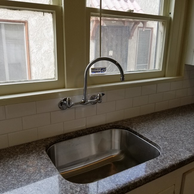 Building Photo - 1014 Newport Ave