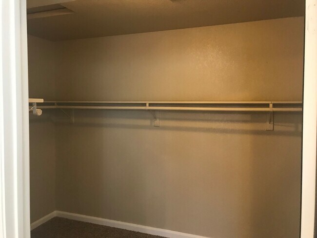 Building Photo - 4 bed & 3 full bathrooms in Tracy!