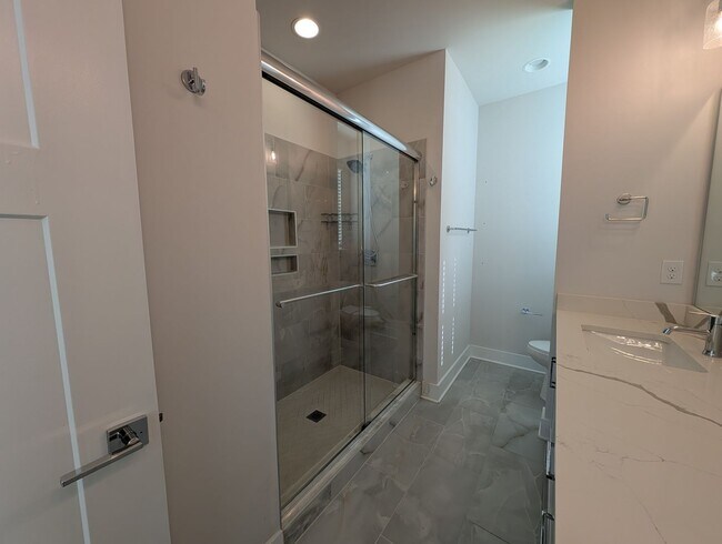 Building Photo - End-unit townhome in Bryant Park Terrace! 2-beds, 2-full baths, and 2-half baths.
