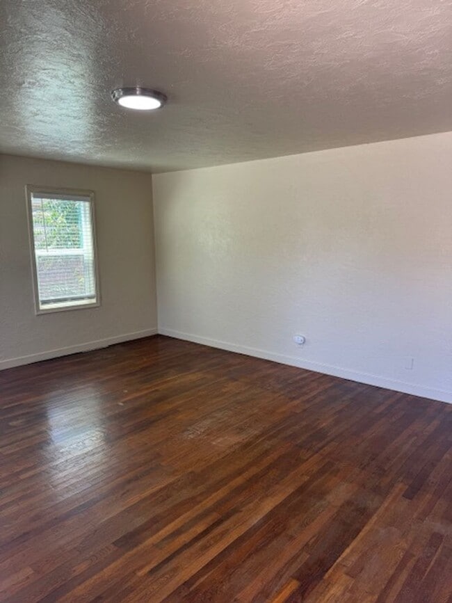 Building Photo - Downtown Home with One Car Garage and Fenced Backyard