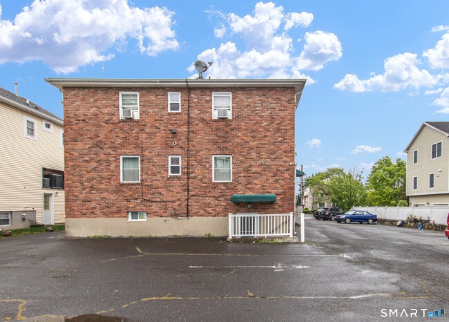 Building Photo - 78 Dora St