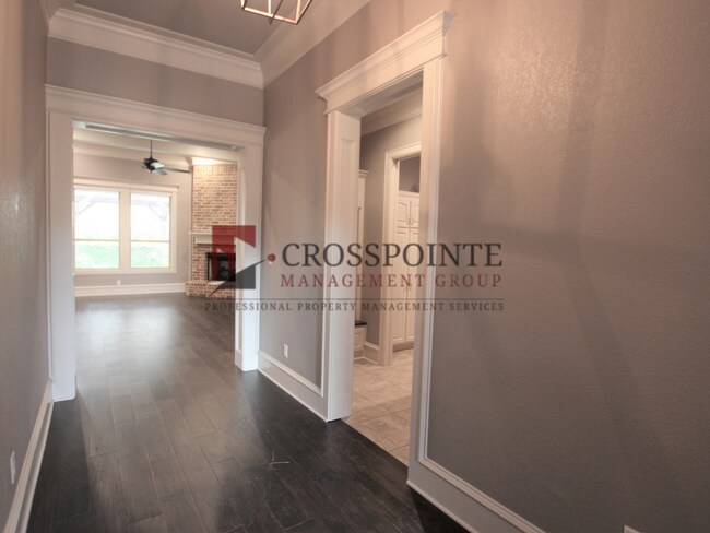 Building Photo - Gorgeous 3 bed 2 bath home in Hadley Court!