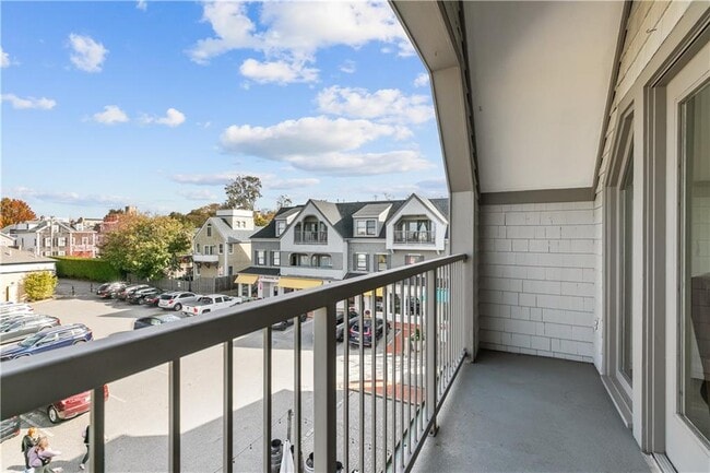 Building Photo - 580 Thames St