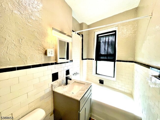 Building Photo - 17 Elwood Pl