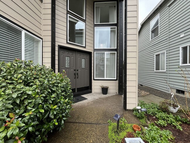 Building Photo - Grand 5 Bedroom Home Featuring 19ft Ceilings, Family Room & Main-Level Suite