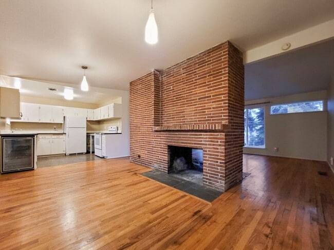 Building Photo - Cozy rambler with large outdoor space!!!