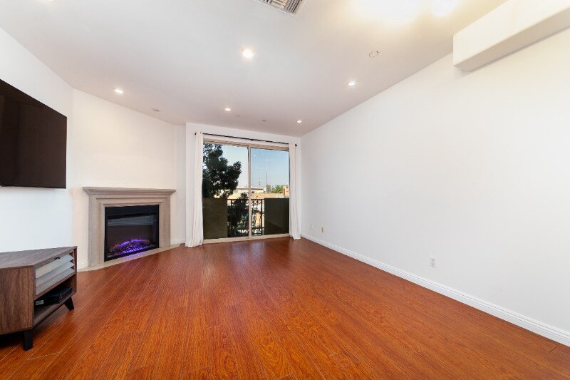 Building Photo - 5303 Satsuma Ave