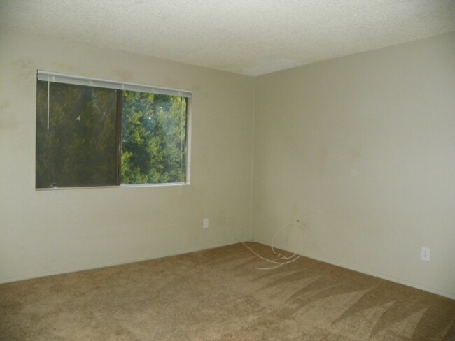 Building Photo - 2 Bedroom townhome with garage! Remodeled ...