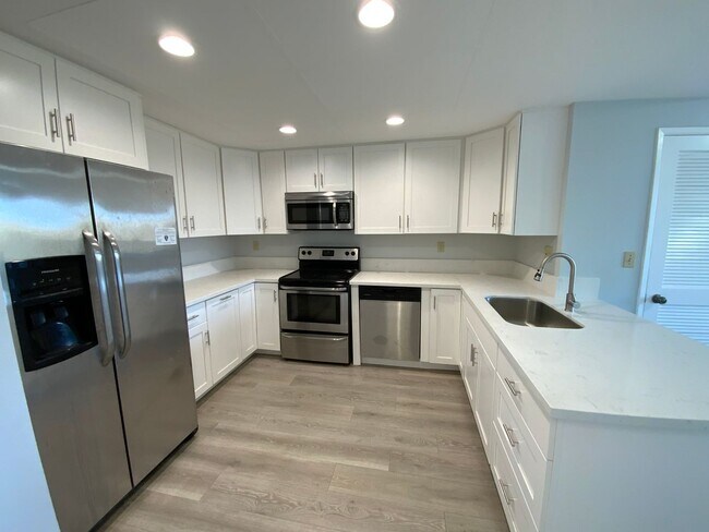 Building Photo - 3 Bedroom Condo on the Bay!