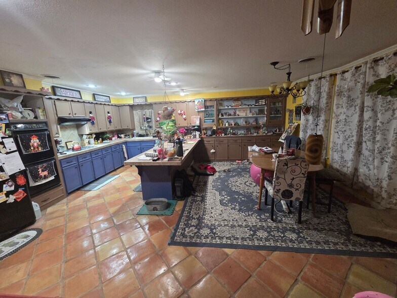 Building Photo - 1804 W Ave H