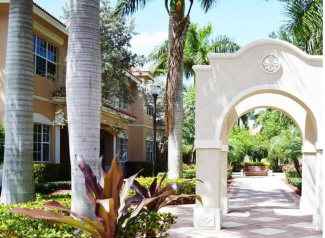 Building Photo - 5021 Vine Cliff Way W