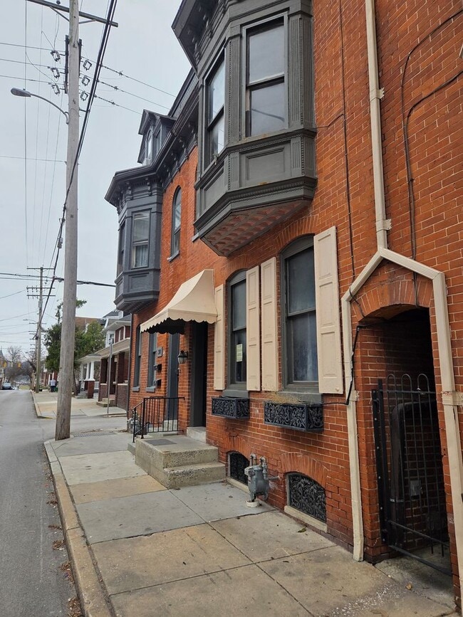 Building Photo - 28 S Hartley St