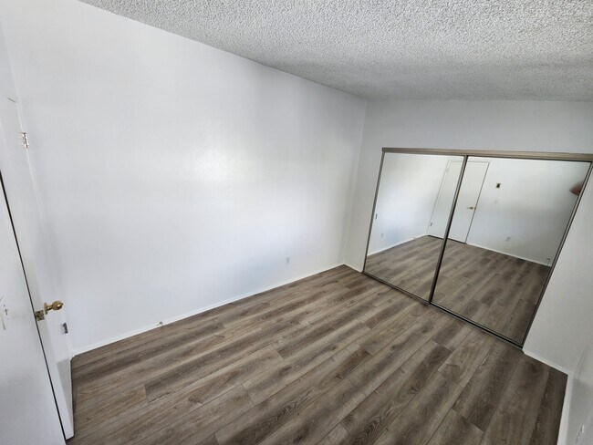 Building Photo - 702 N Paulina Ave