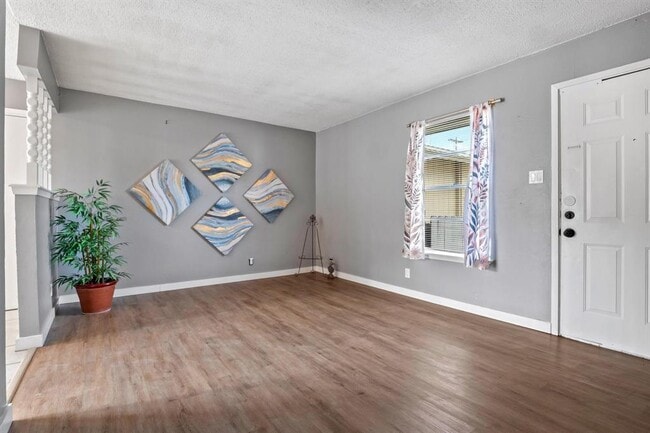 Building Photo - 2405 Parker Cir