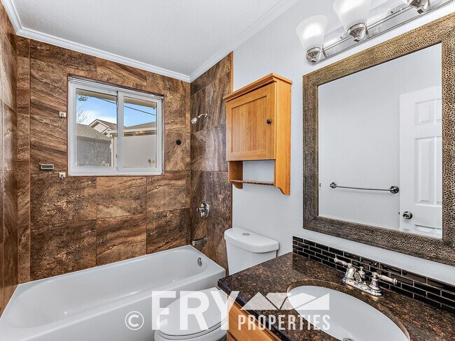 Building Photo - Updated Duplex on Large Lot in Great Location