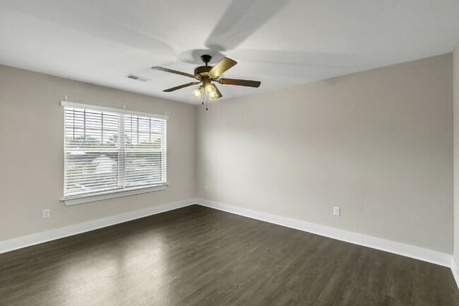 Building Photo - Modern 2-Bed, 2.5-Bath Townhouse Gem with Small Loft in Travelers Rest