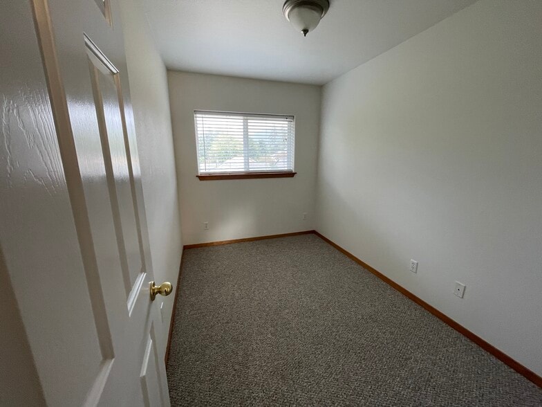 Building Photo - 1301 Nehalem Ave