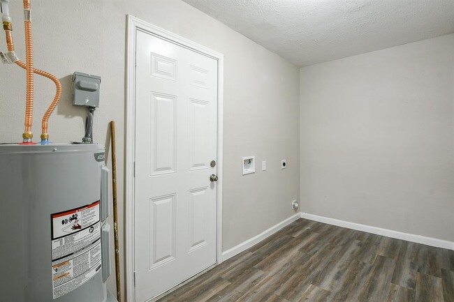 Building Photo - 319 Rustic Dr