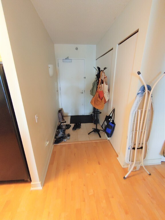 Building Photo - Spacious Streetville One Bedroom