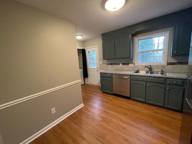 Building Photo - 2 bedroom 1 bath renovated home