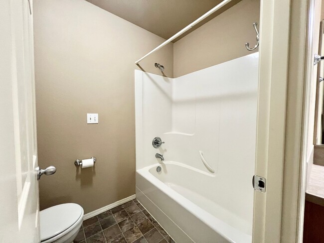 Building Photo - 2 Bed Townhouse with Two Master suites- Ne...