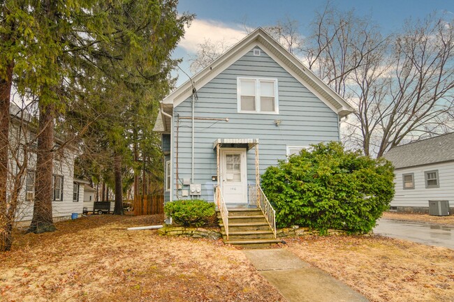 Primary Photo - 2 Bed 1 Bath Lower - ALL UTILITIES INCLUDE...