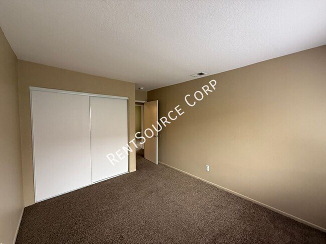 Building Photo - 2832 W Pillsbury St