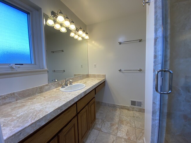 Building Photo - 845 Viewridge Dr