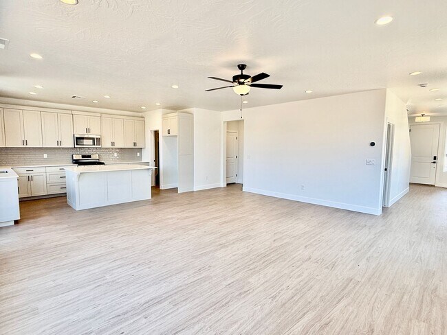 Building Photo - BRAND NEW Three Bedroom Townhome in Desert...