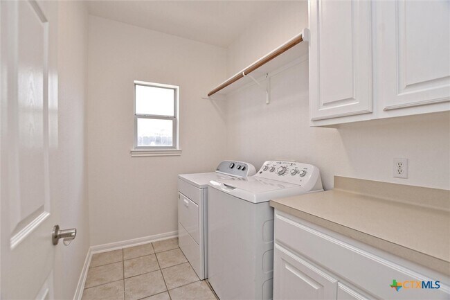 Building Photo - 2632 Henley Dr